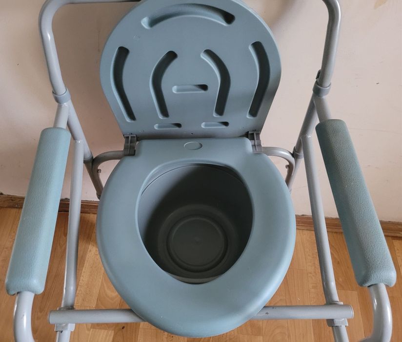 Складаний стілець-туалет VH606 з регулюванням висоти, на колесах.