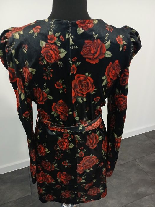 Sukienka welurowa w róże 38