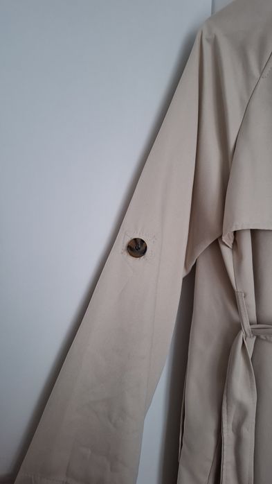 Beżowy płaszcz trencz