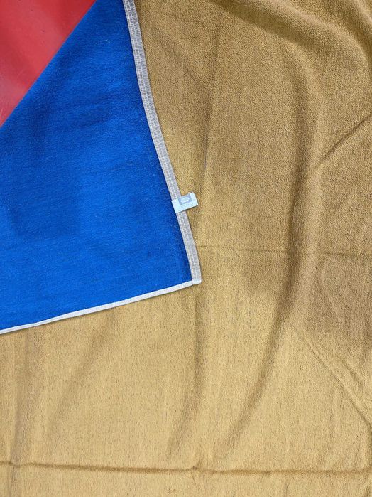 Toalha de praia/piscina, design dois em um: azul frente verso amarelo