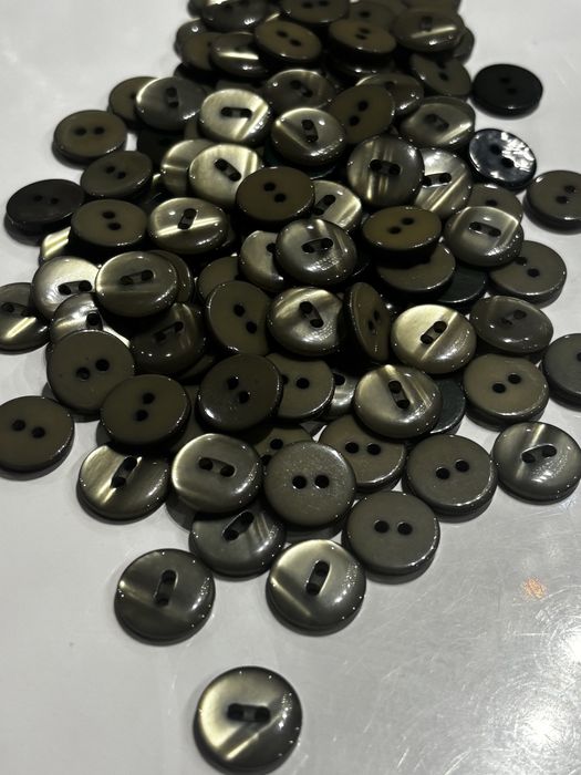 Duży zestaw guzików koszulowych perłowych 15mm – oliwkowe / khaki 140 szt