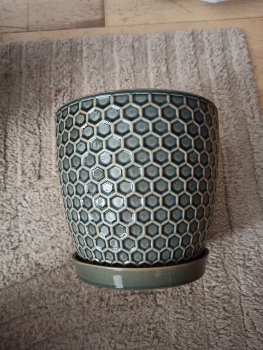 Nowa doniczka ceramiczna z drenażem i podstawką