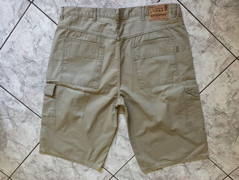 Spodnie szorty ok. 108/109 cm w pasie z kieszeniami cargo. Divest