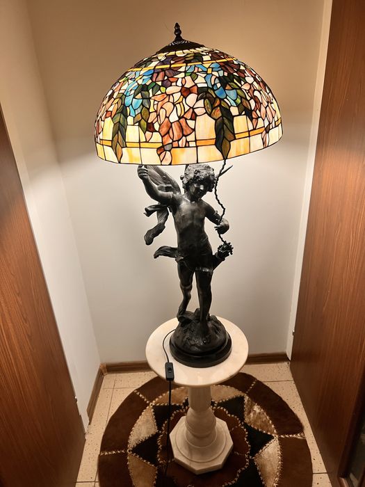 Lampa witrażowa w stylu Tiffany z figurą amora, A.Moreau  100cm