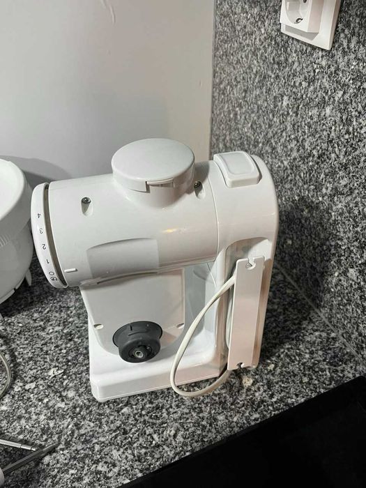 Robô cozinha BOSCH MUM4 Branco, Taça, 3 Varetas + Liquidificadora