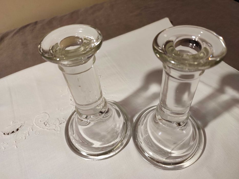 Dwa szklane świeczniki