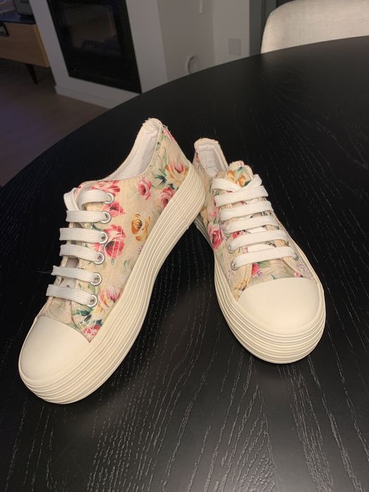 Saparilhas com Plataforma como Novas