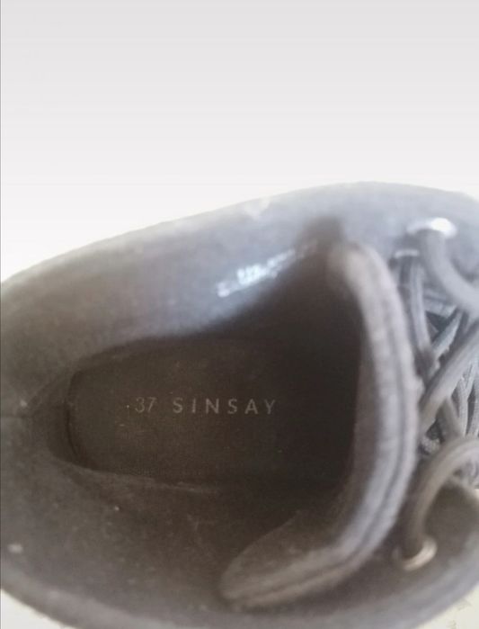 Sznurowane botki na obcasie