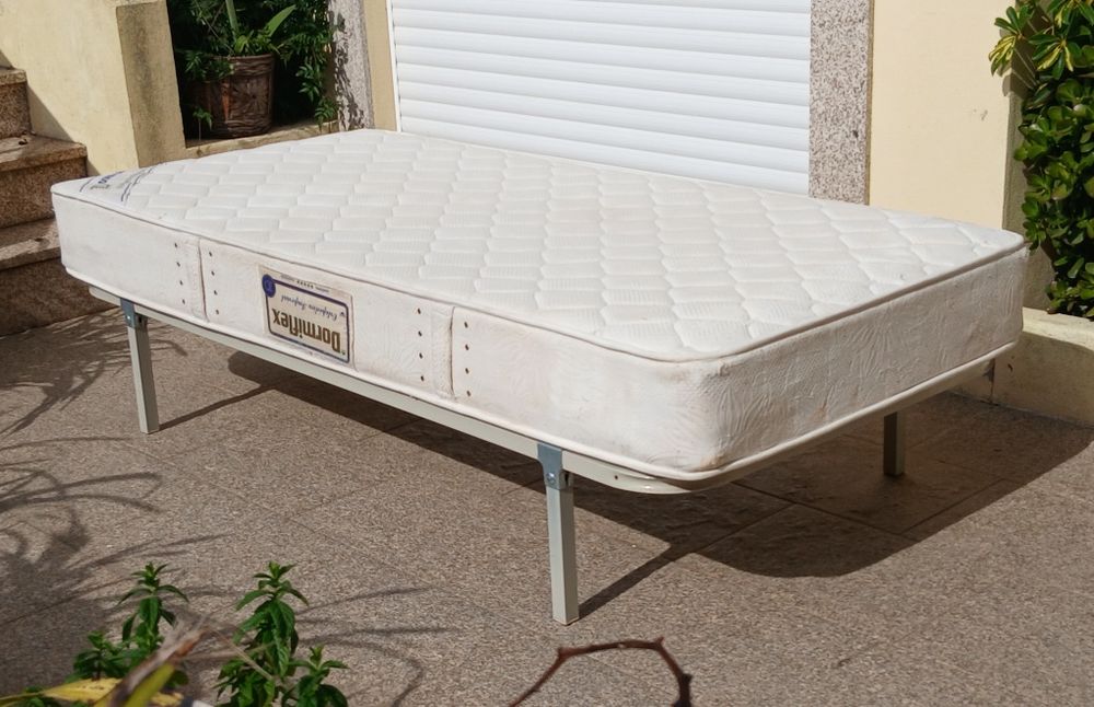 Vendo CAMA de SOLTEIRO/ESTRADO com pés e colchão como novo. Possibilidade de entrega