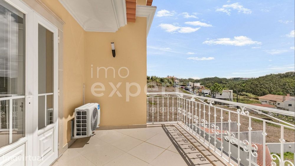 Moradia com 3 suites e piscina coberta a 10 min das praias da Ericeira