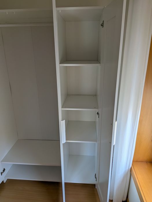 Roupeiro IKEA Brimnes com espelho