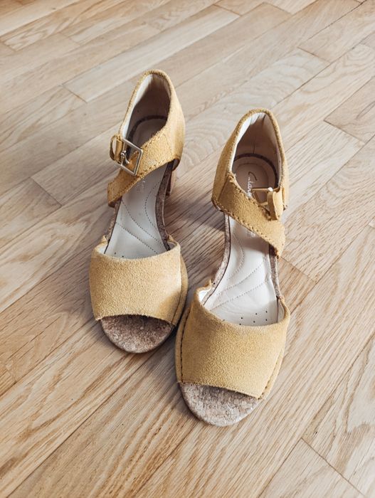 Продам женские Clarks замшевые босоножки