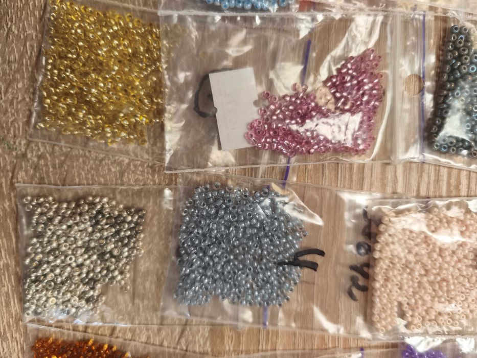 Високоякісний бісер різні кольори  92 г