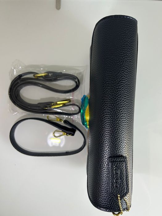 Mala com estampa e logo dourado em metal