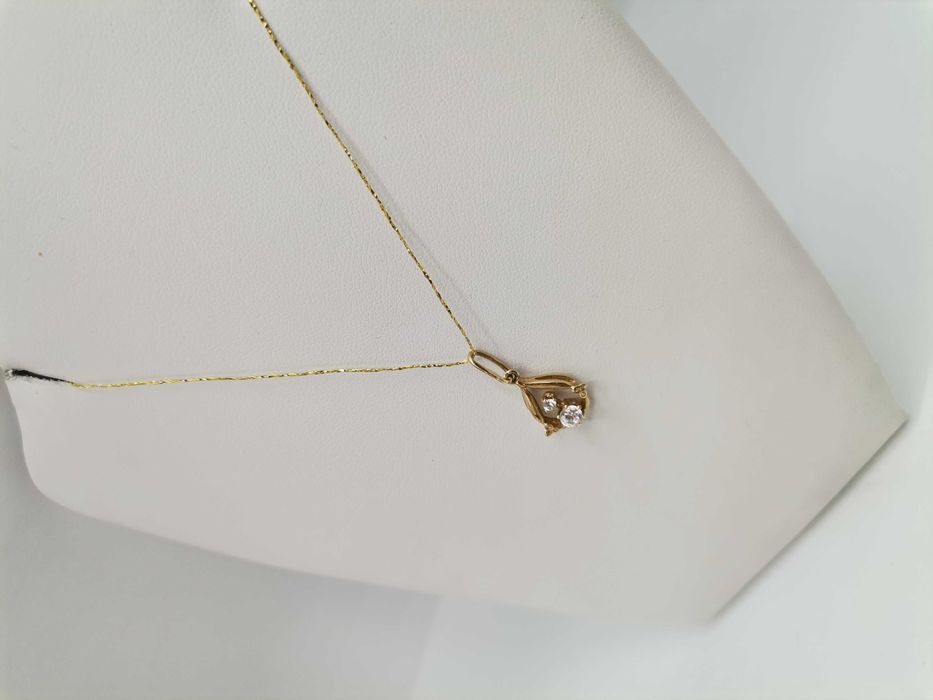 Złota zawieszka z cyrkoniami.