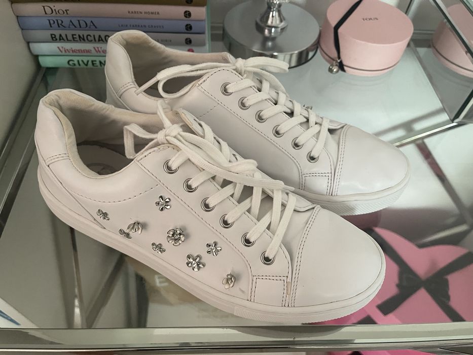 Buty sportowe damskie Guess ozdobne kwiatki