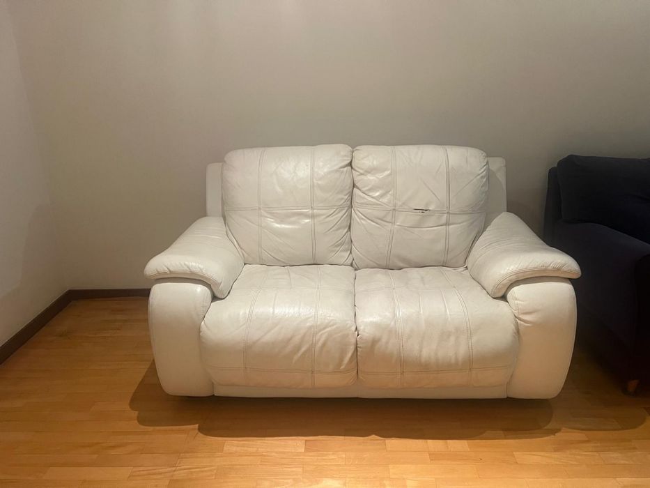 Sofá em Pele verdadeira de dois lugares com 160cm de largura