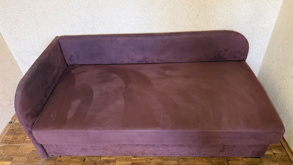 Диван бордовий в гарному стані