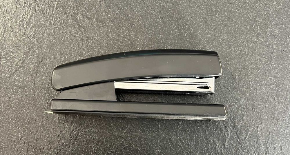 Amazon Basics Zszywacz biurowy 1000 zszywek czarny do 10 arkuszy