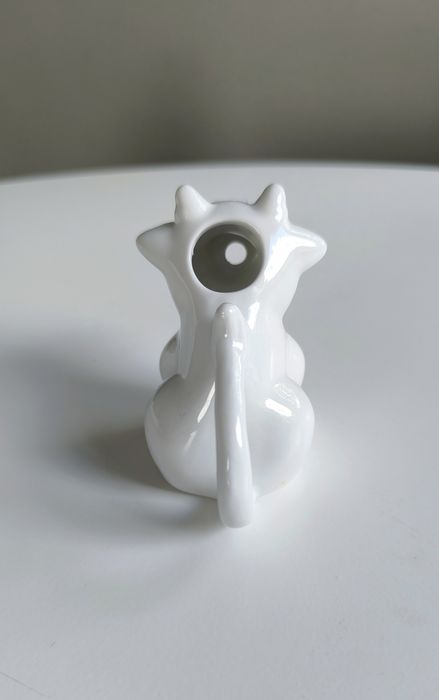 Biały porcelanowy mlecznik w kształcie krówki