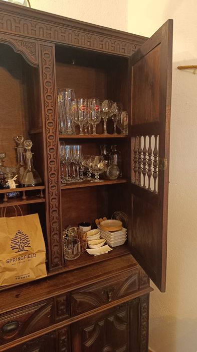 Móvel antigo com aparador