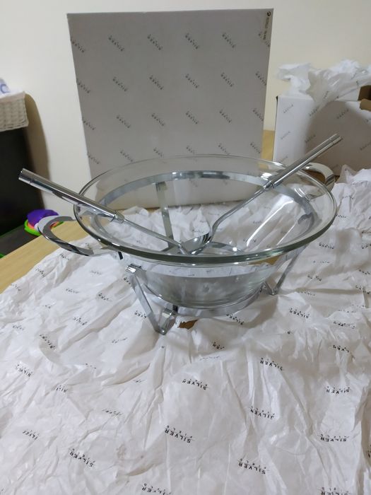 Travessas e saladeira com talheres de servir da Silver Field