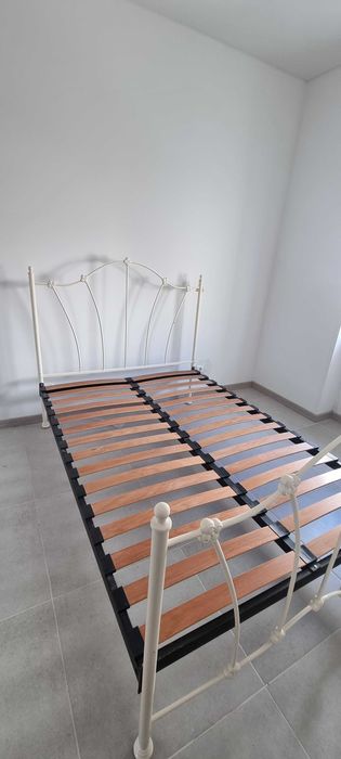 Cama de ferro branca