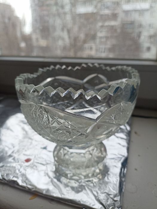 Кришталь графін, тура(ладья), конфетниця на ніжці.