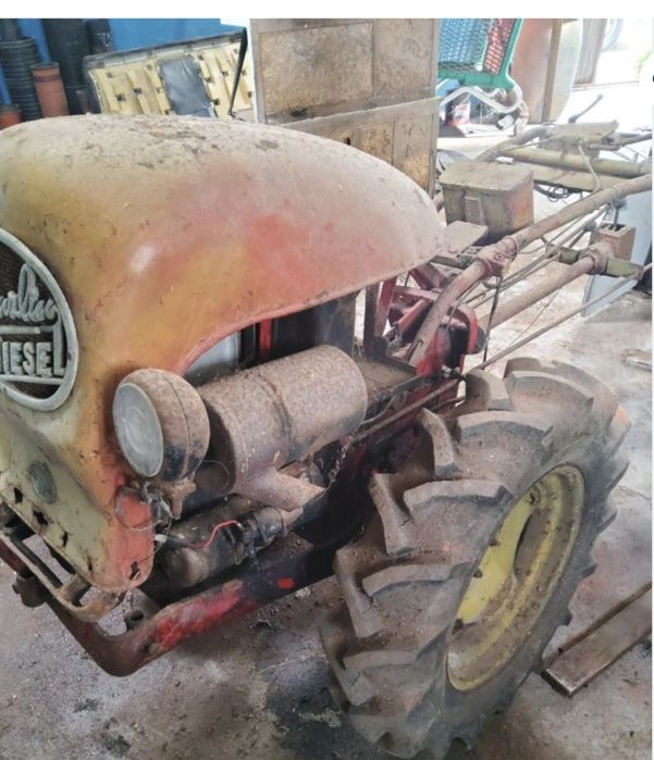 Tractor muito  antigo