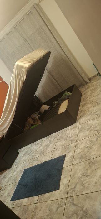 Cama casal com colchão e criados mudos