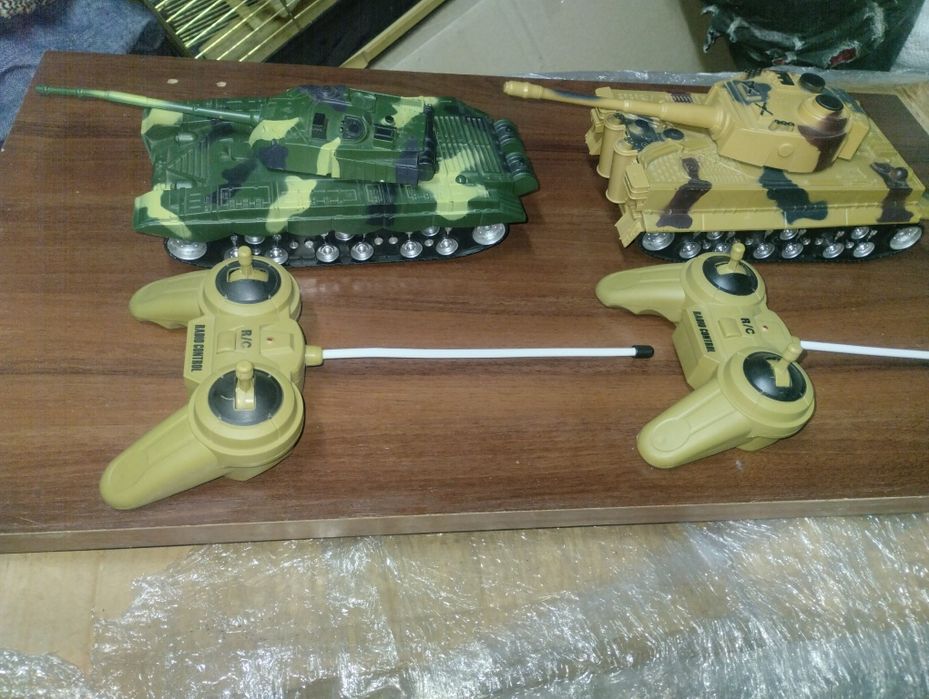 Продам игрушку Танк на радиоуправлении
