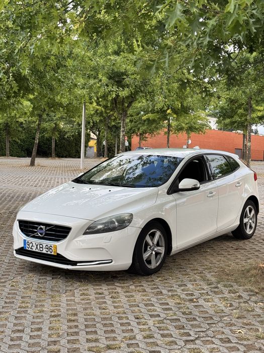Economical and Safe Volvo V40 (5.1L/100km)