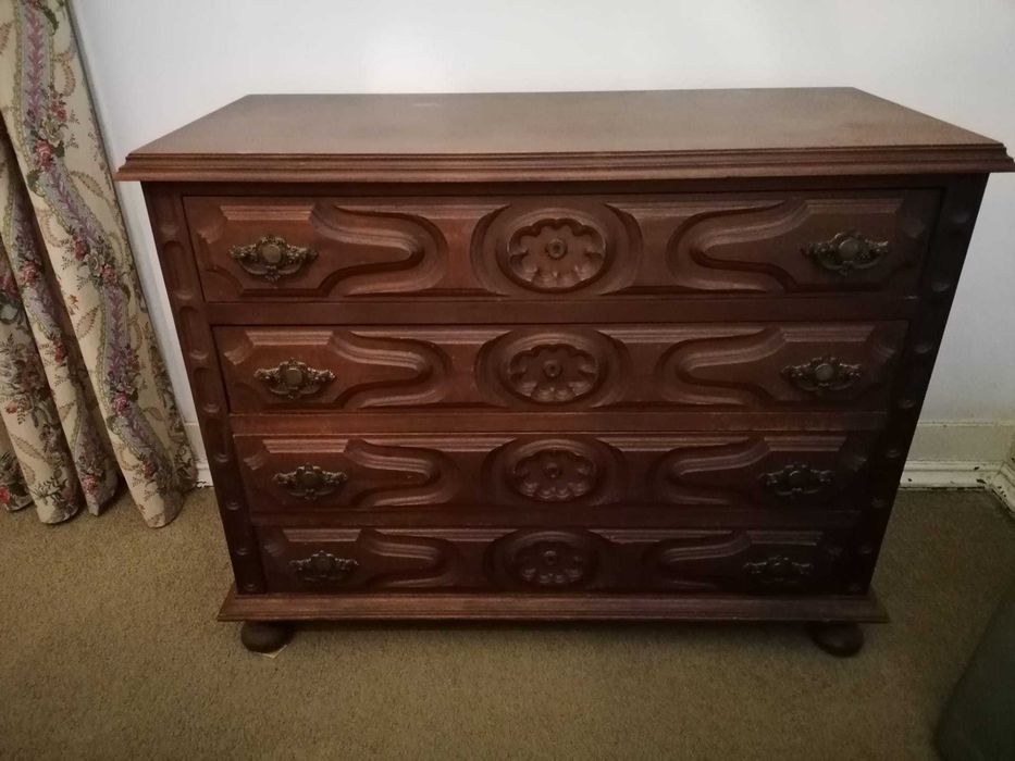 Cómoda em madeira trabalhada vintage c/ 4 gavetas