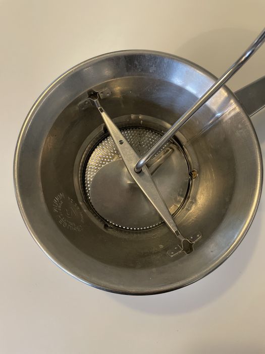 Various kitchen utensils64751711391618122