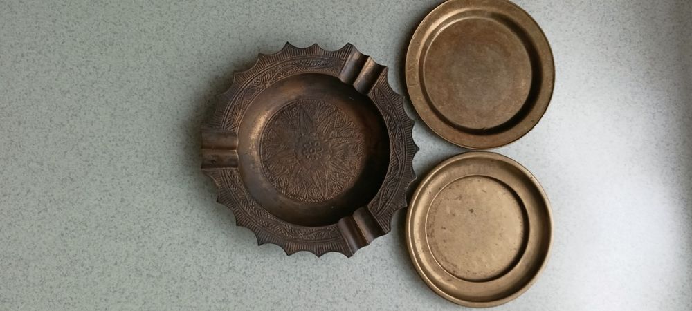 miedziana popielniczka i podstawki