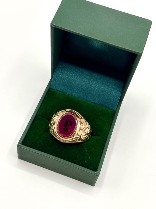 Sygnet złoty z malinowym oczkiem.