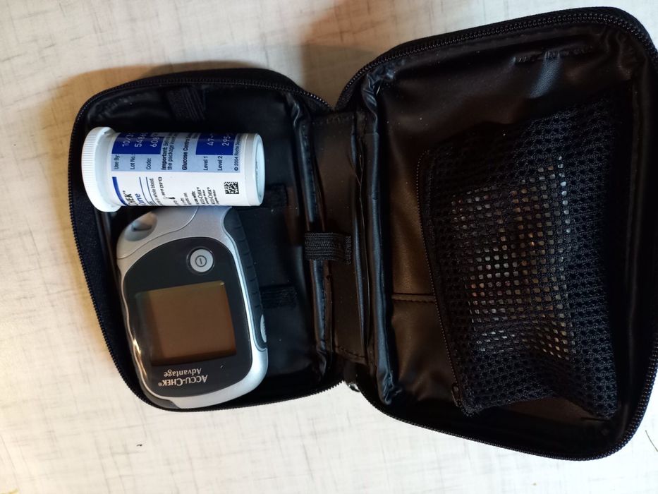 Глюкометр accu chek advantage в зручному футлярі