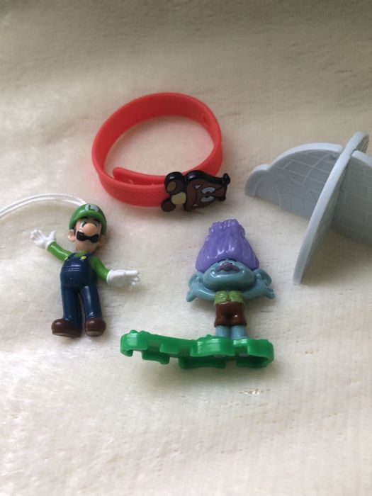 Іграшки кіндер в капсулах з вкладишами