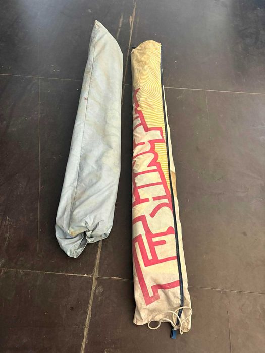 Prancha de windsurf antiga com 2 mastros 2 velas e 2 retrancas