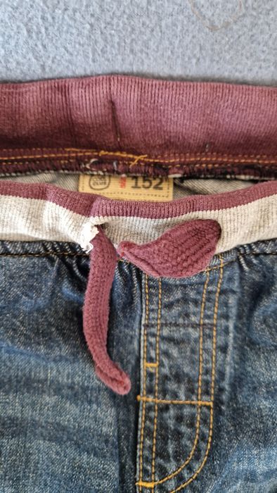 Spodnie jeans 152