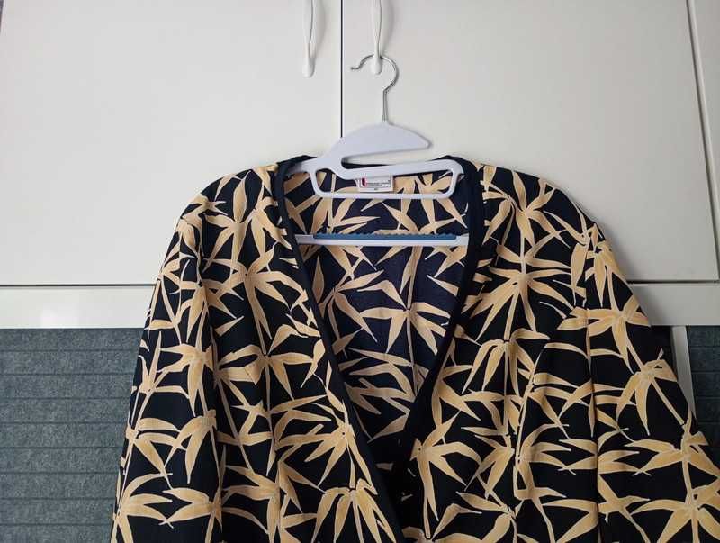 Kimono z motywem roślinnym