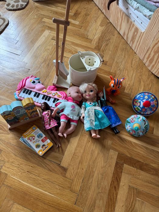 Zabawki, lalki oddam