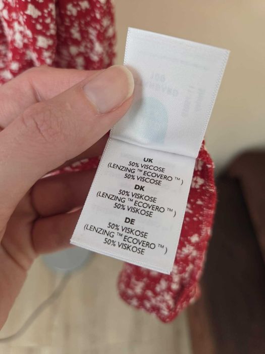 Sukienka w kwiaty czerwona boho etno rustykalna Magasin Du Nord