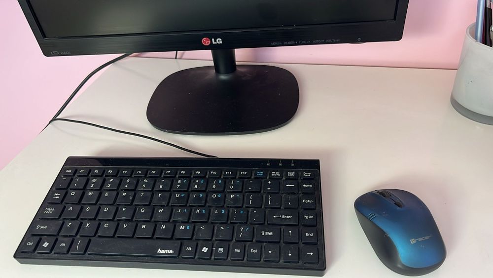 Komputer stacjonarny , monitor ,głośniki, mysz i klawiatura