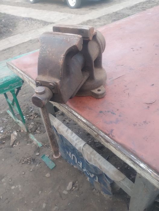 Продам тиски гаражні