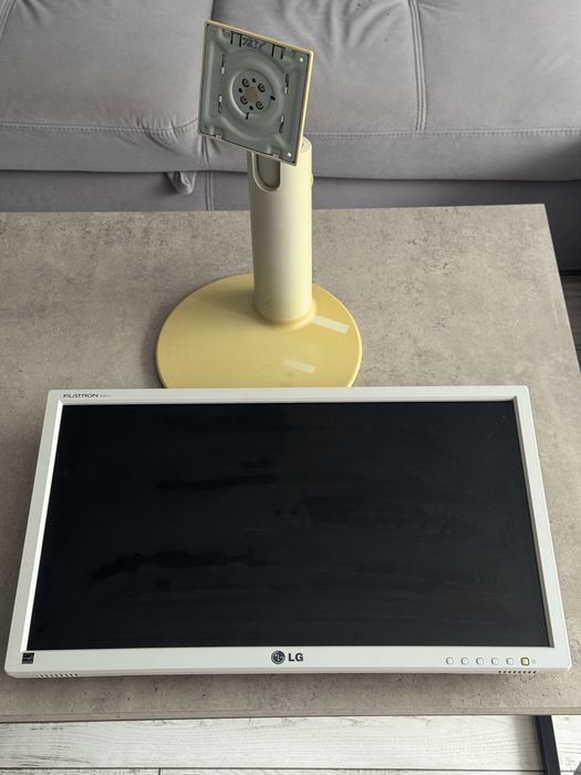 Монітор LG Flatron E2411PU