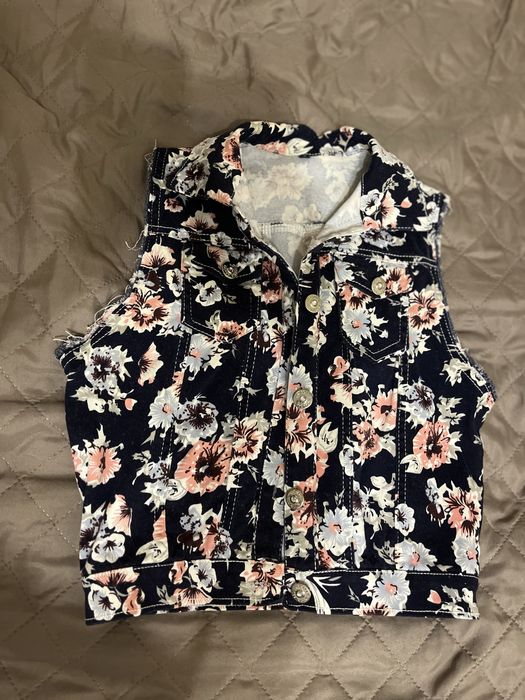 Блузки, сукні віддам безкоштовно.