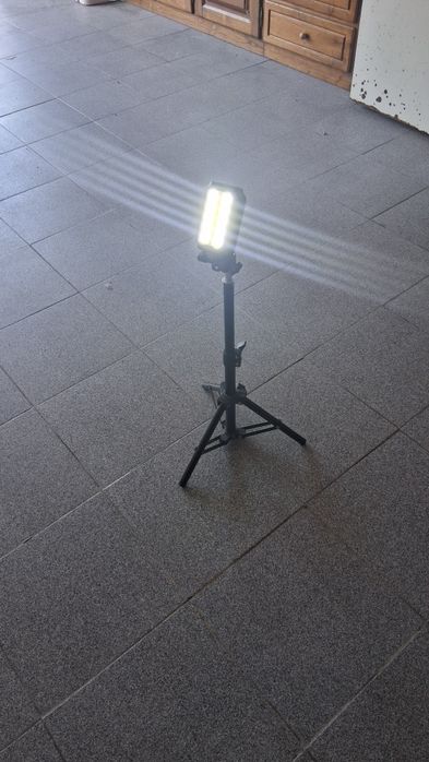 Lanterna led com suporte.