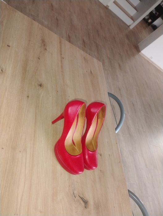 Szpilki czerwone 35