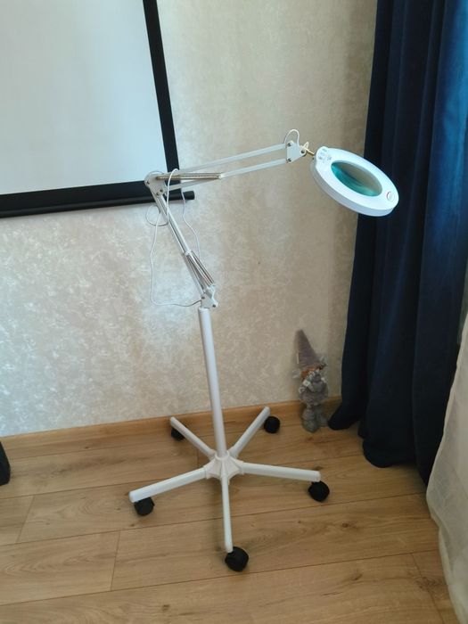 Професійна косметологічна лампа-лупа на підставці